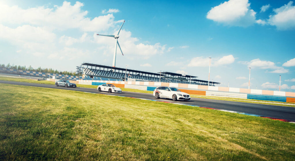 Teilnehmer der Trackdays im Mai 2026 mit eigenen Fahrzeugen auf der Rennstrecke des DEKRA Lausitzrings