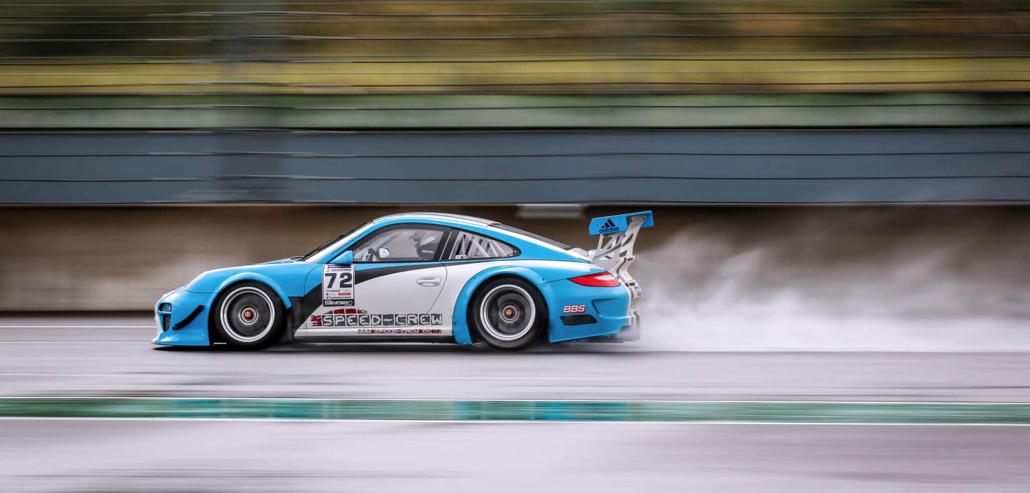 Rennfahrzeug auf nasser Rennstrecke während der Rundstrecken-Action der L8 Night auf dem DEKRA Lausitzring