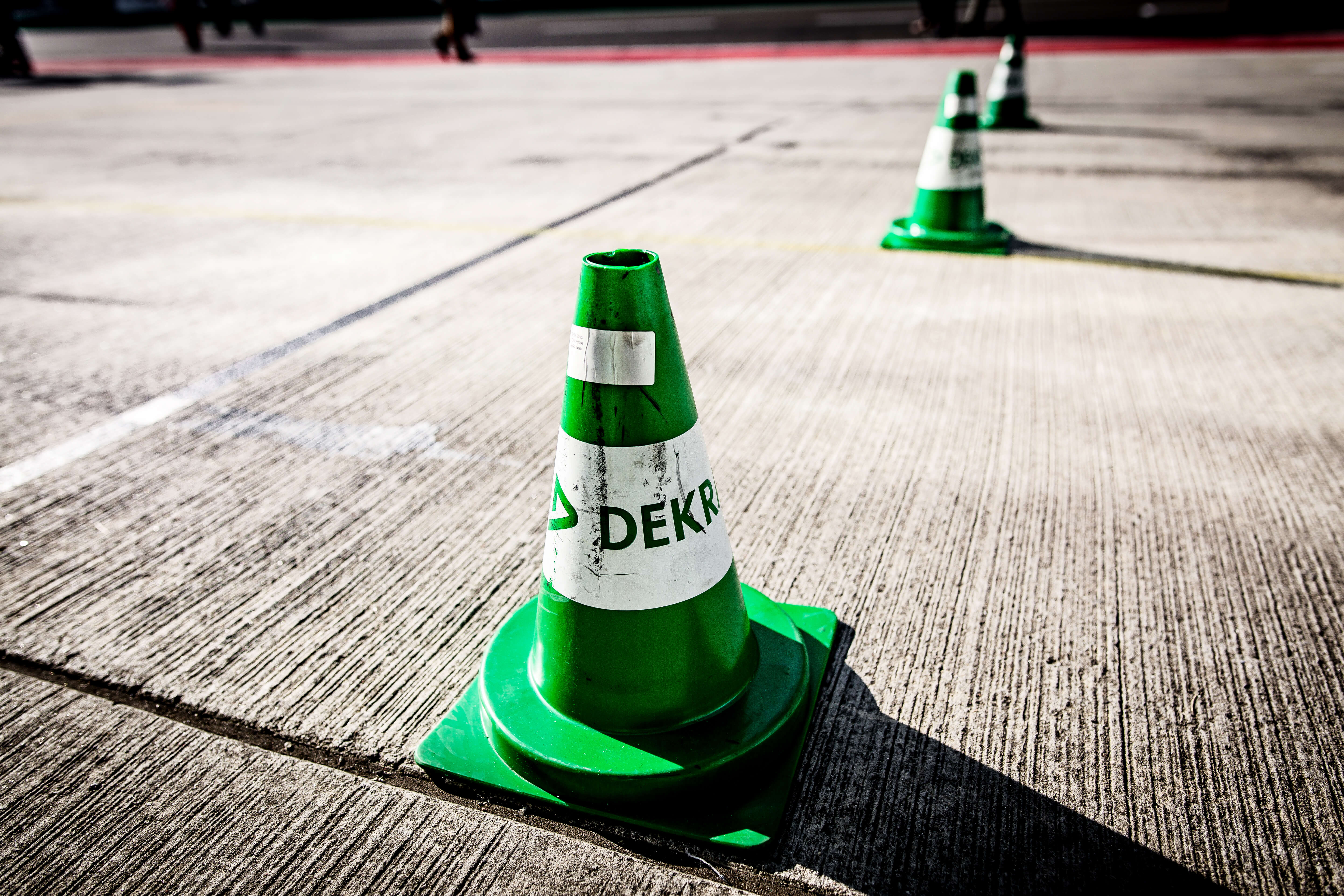 DEKRA-Pylonen beim Fahrsicherheitstraining auf dem DEKRA Lausitzring