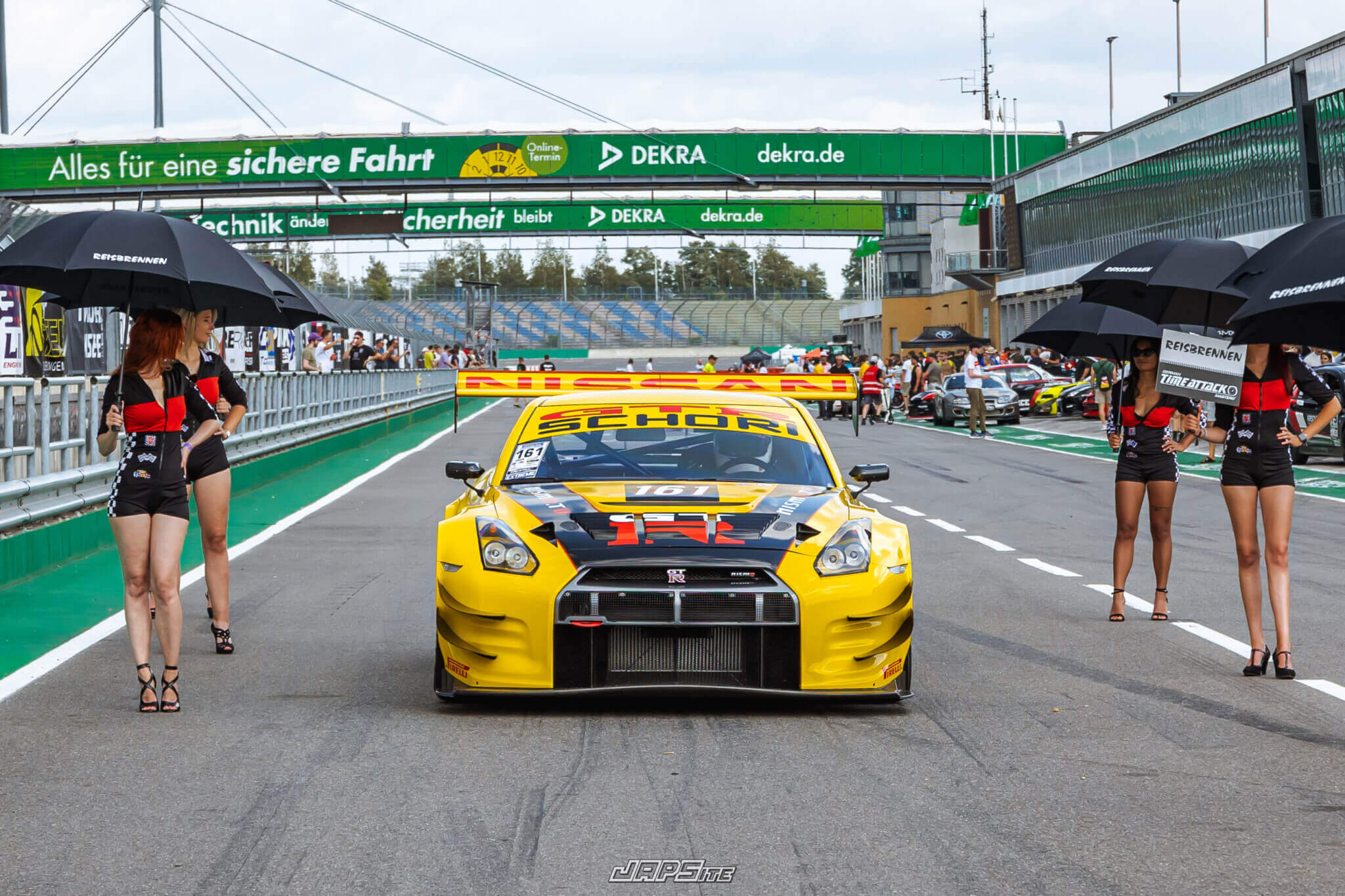 Gelber Rennwagen in der Boxengasse des DEKRA Lausitzring bei dem Event-Highlight Reisbrennen