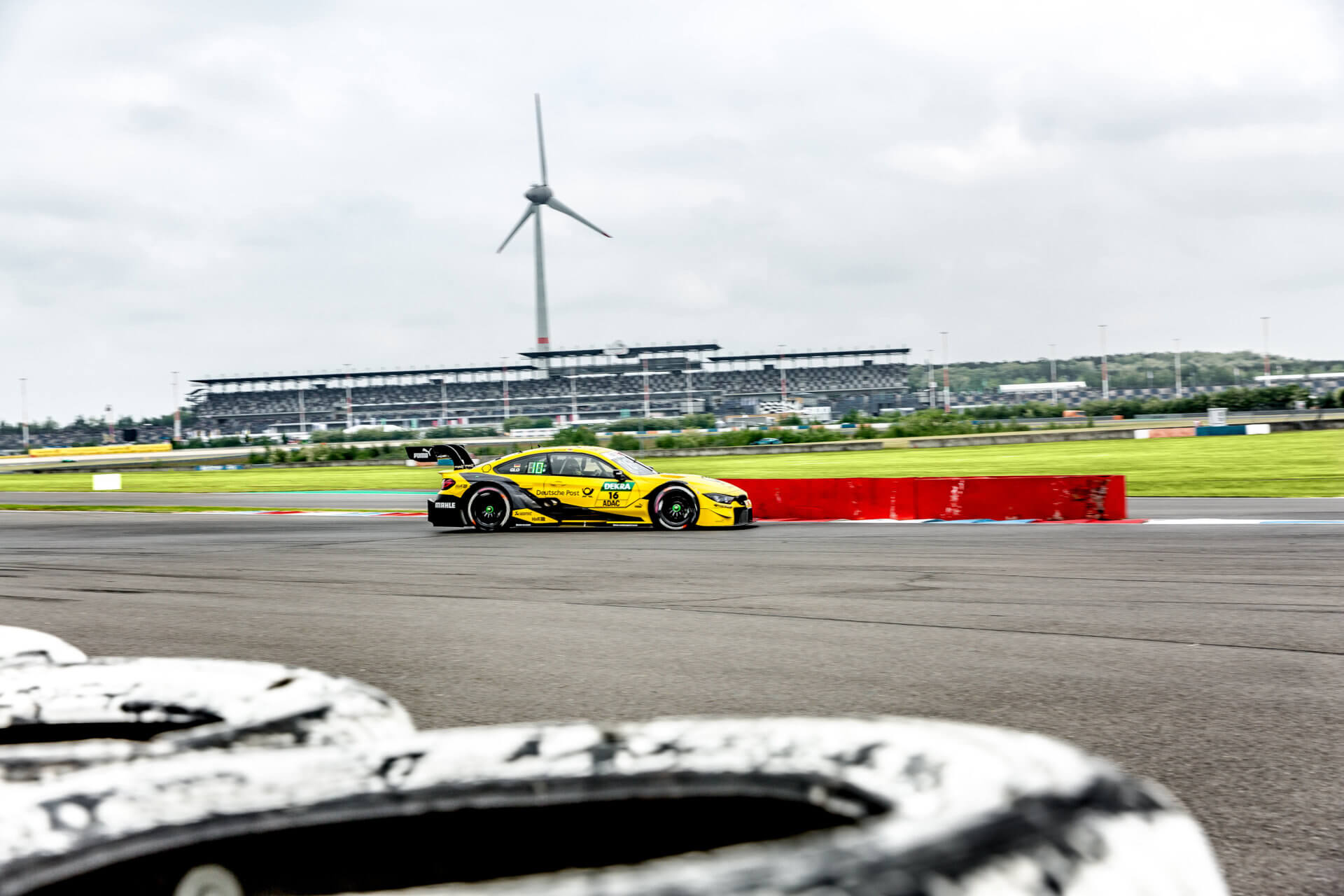 DTM-Rennfahrzeug in der Kurve auf der Rennstrecke des DEKRA Lausitzrings