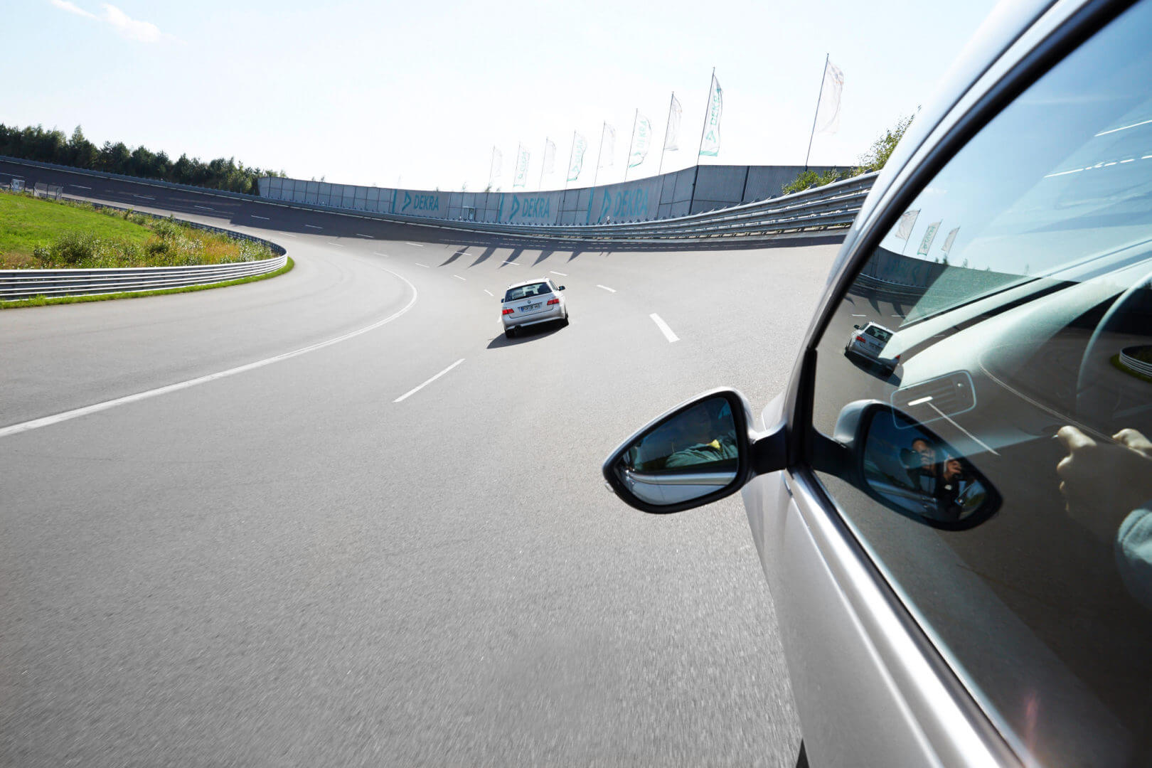 Fahrzeuge im Dauerlaufbetrieb auf dem Hochgeschwindigkeitsoval des DEKRA Lausitzrings