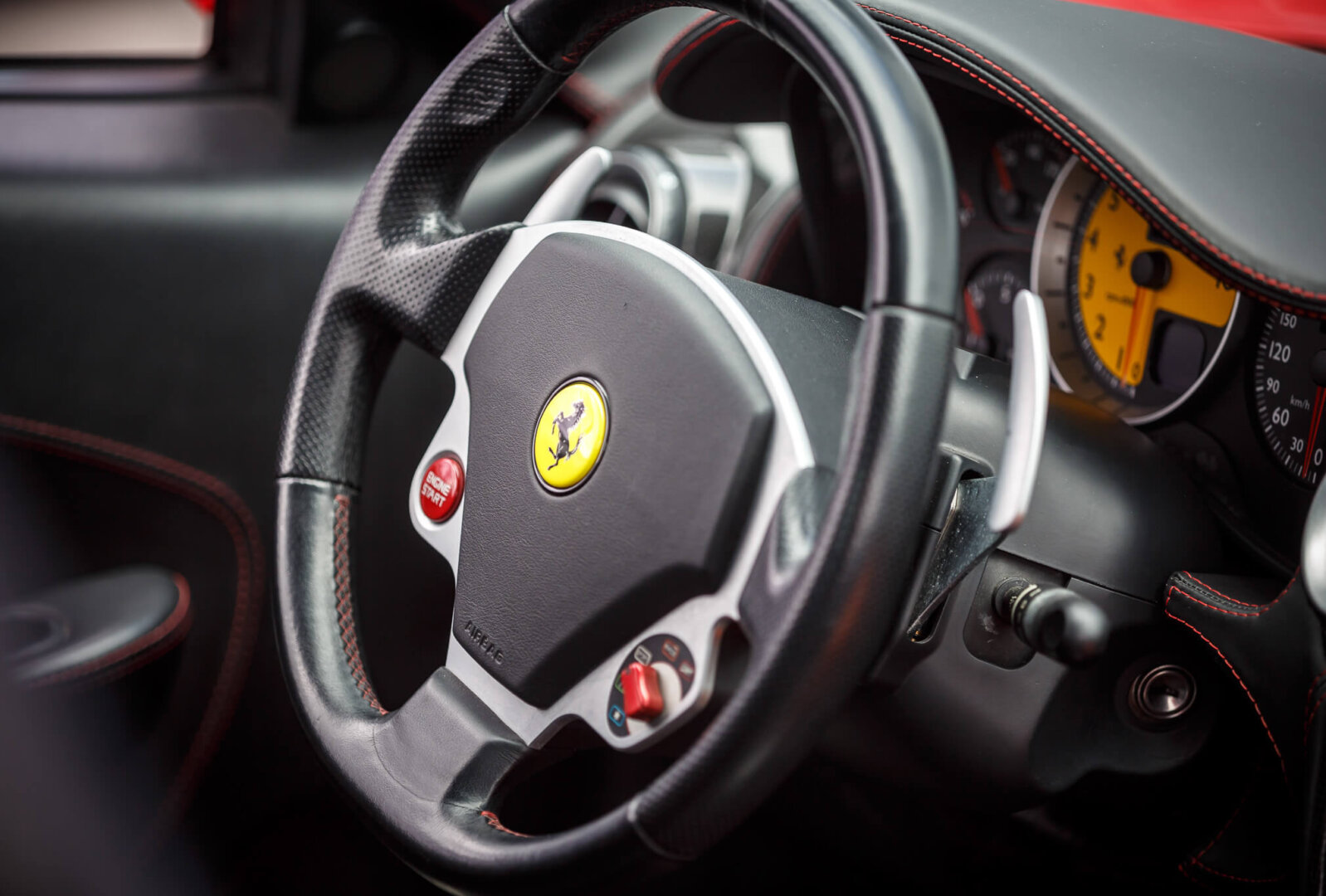 Cockpit und Lenkrad eines Renntaxis auf dem DEKRA Lausitzring