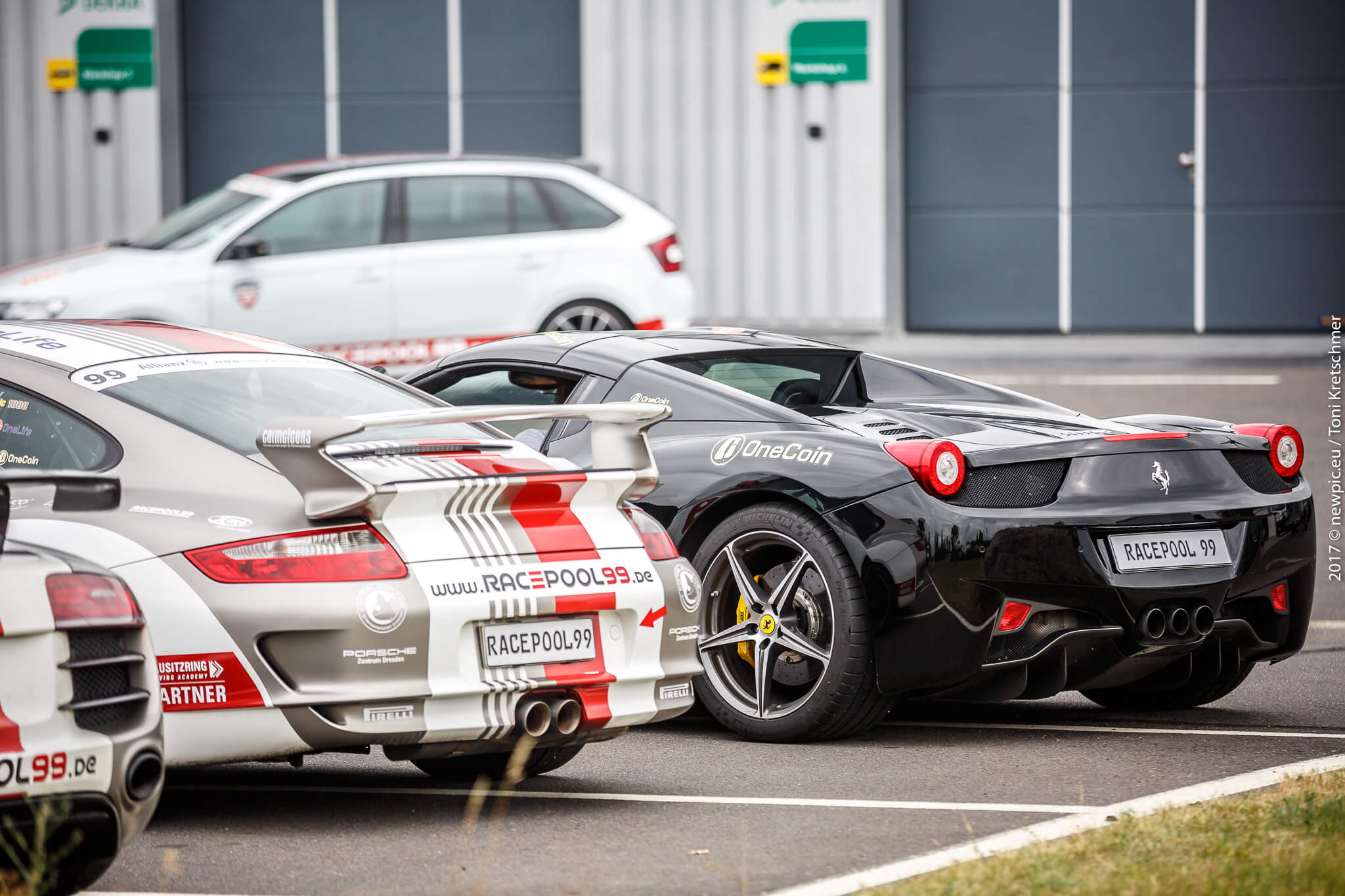 Renntaxi-Fahrzeuge auf dem DEKRA Lausitzring vor einer Fahrt auf der Rennstrecke