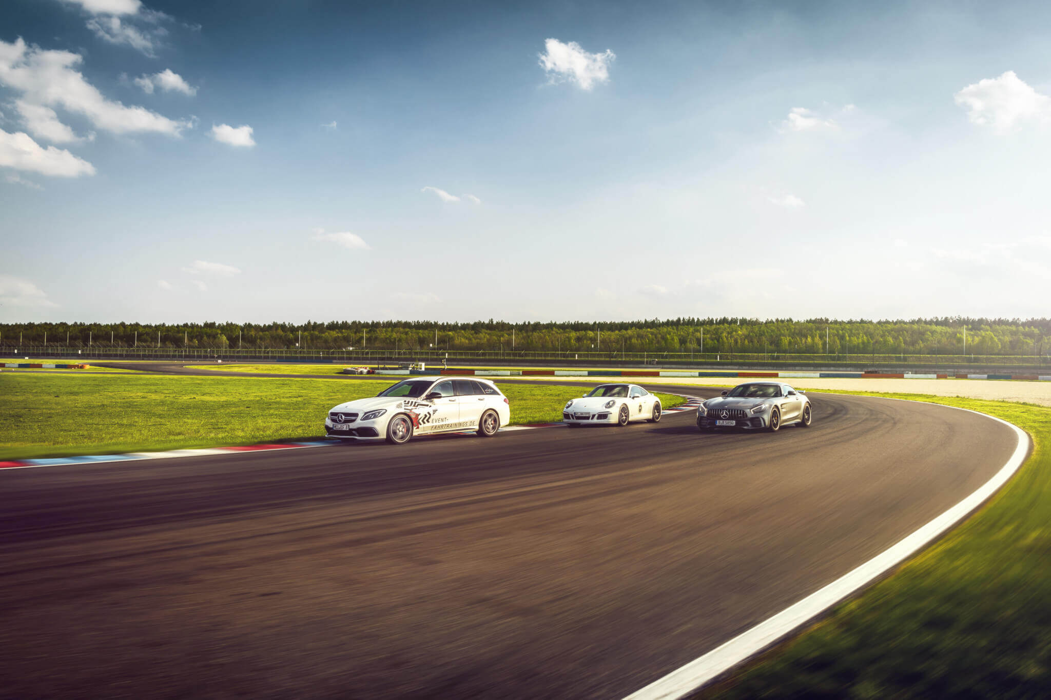 Teilnehmer der Trackdays im September 2026 mit eigenen Fahrzeugen auf der Rennstrecke des DEKRA Lausitzrings