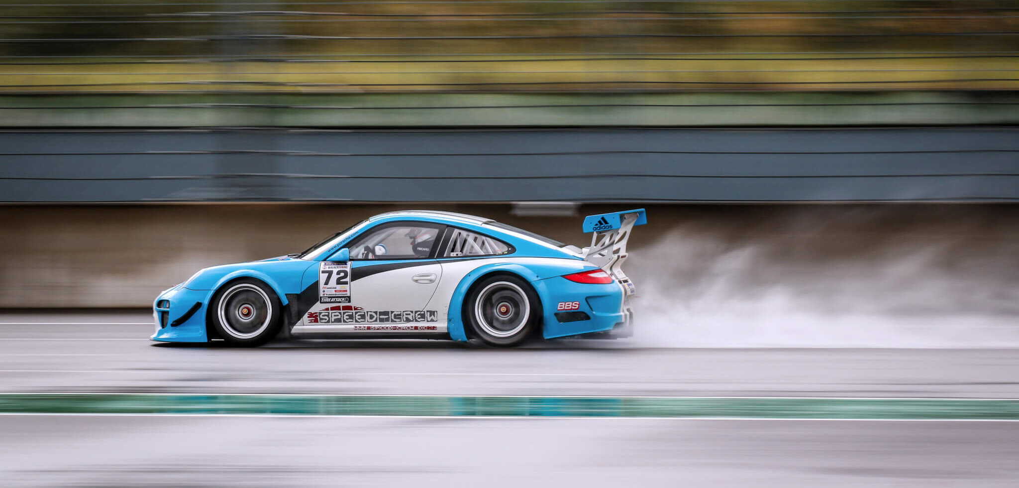 Rennfahrzeug bei hoher Geschwindigkeit auf der Rundstrecke während der L8-Night am DEKRA Lausitzring