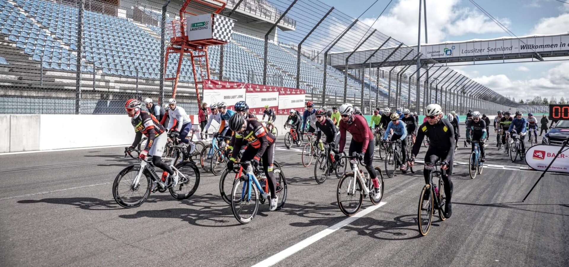 Teilnehmer des VELOFONDO Bike Festivals auf dem Rundkurs des DEKRA Lausitzrings während des Rennens
