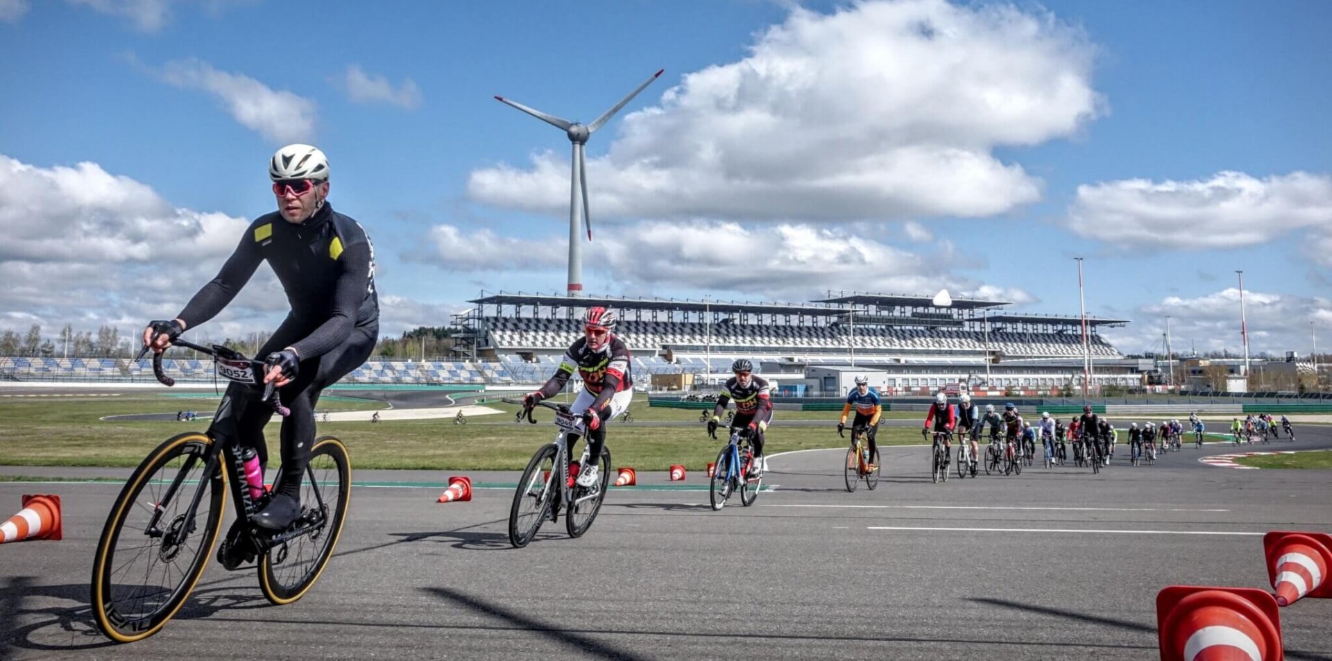 Rennradfahrer auf dem Rundkurs beim VELOFONDO Bike Festival am DEKRA Lausitzring