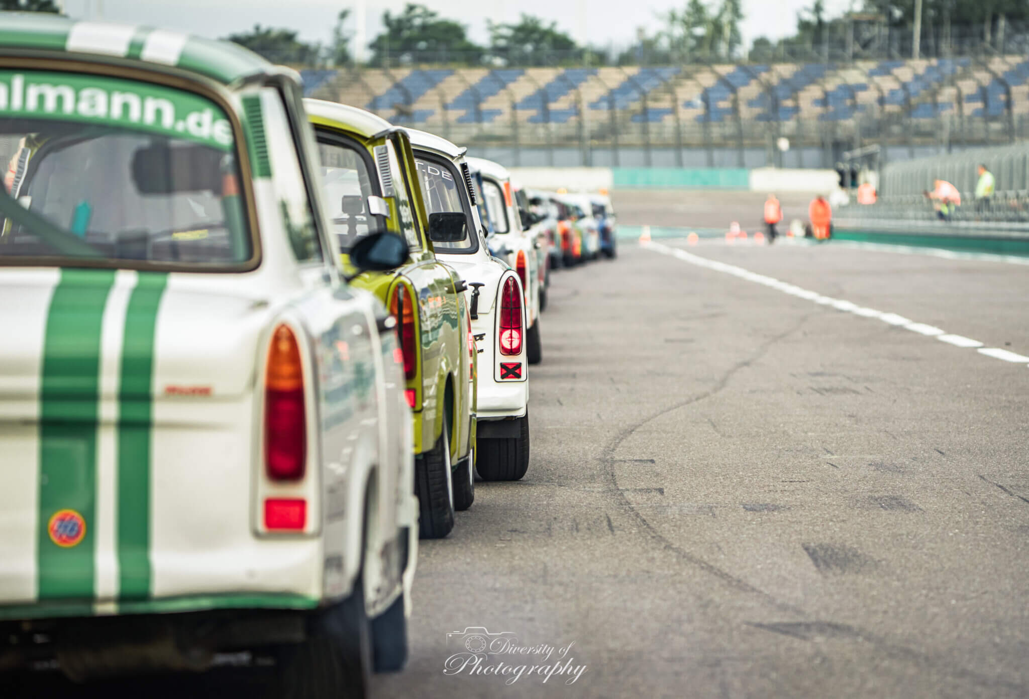Trabant-Fahrzeuge beim 11-Stunden-Langstreckentest auf dem DEKRA Lausitzring