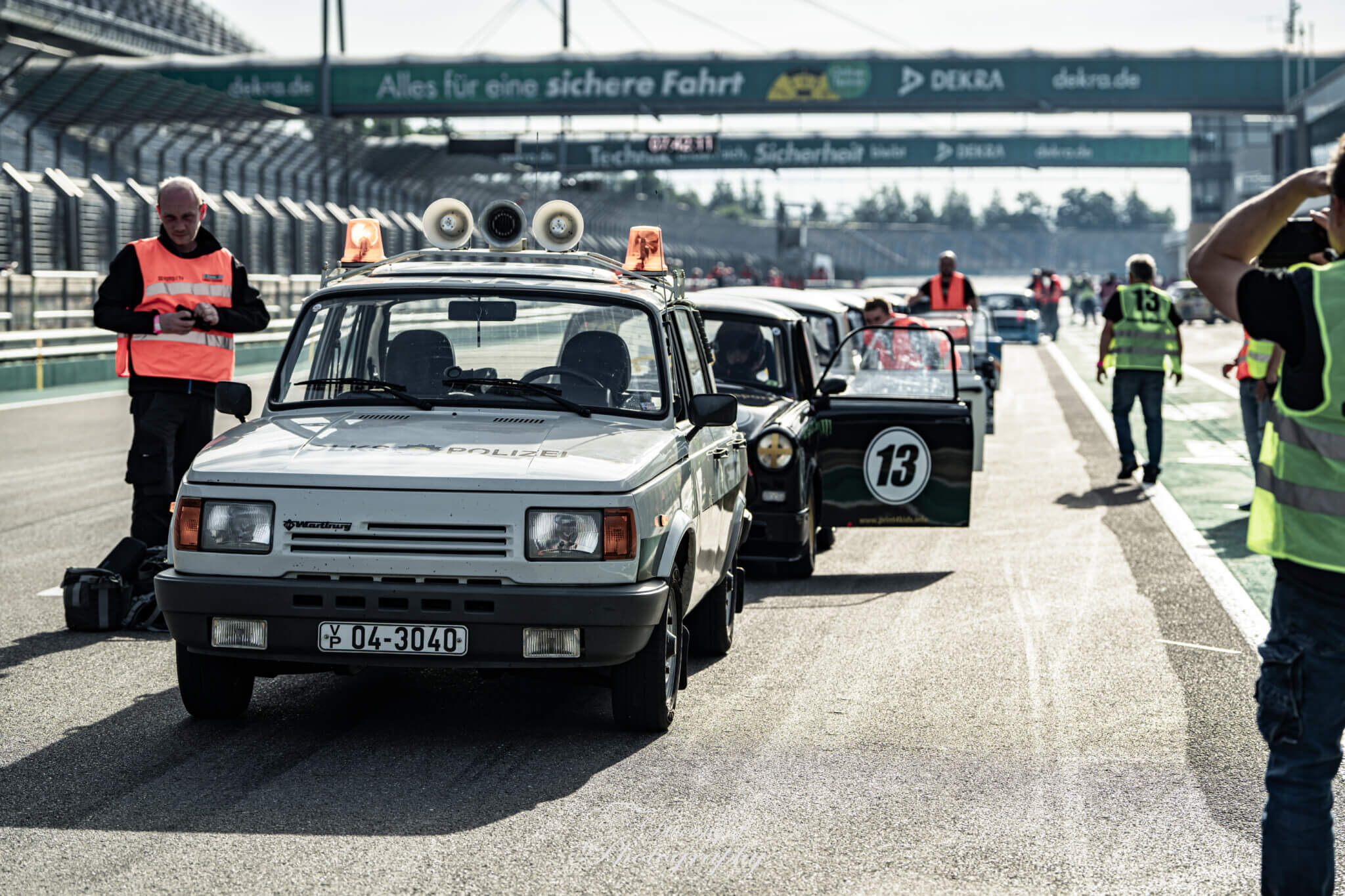 Klassische Ostfahrzeuge beim Ostfahrzeugtreffen „Eens zu Fuffzsch am Ring“ auf dem DEKRA Lausitzring