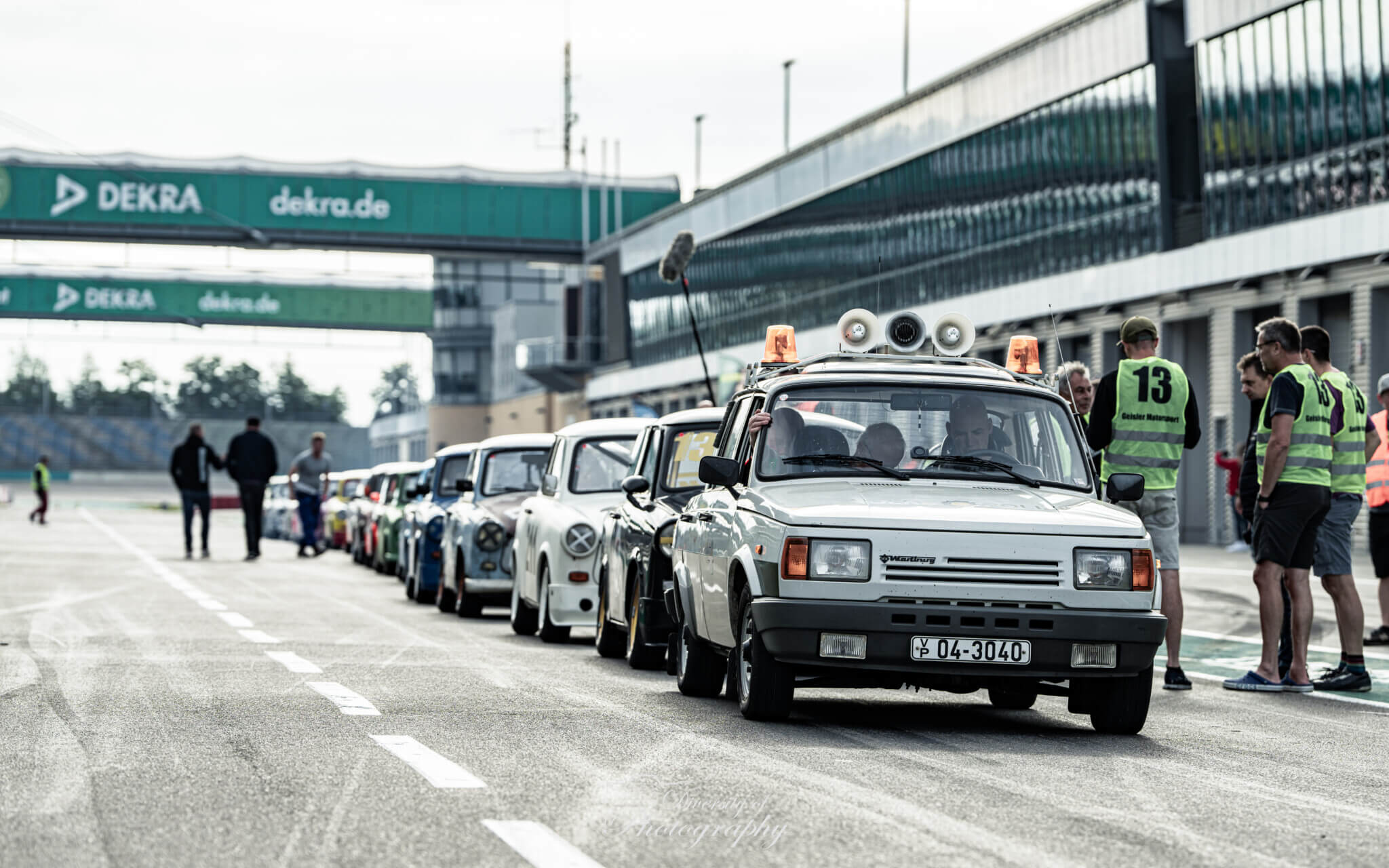 Trabant- und Wartburg-Fahrzeuge vor dem Start beim Langstreckentest auf dem DEKRA Lausitzring