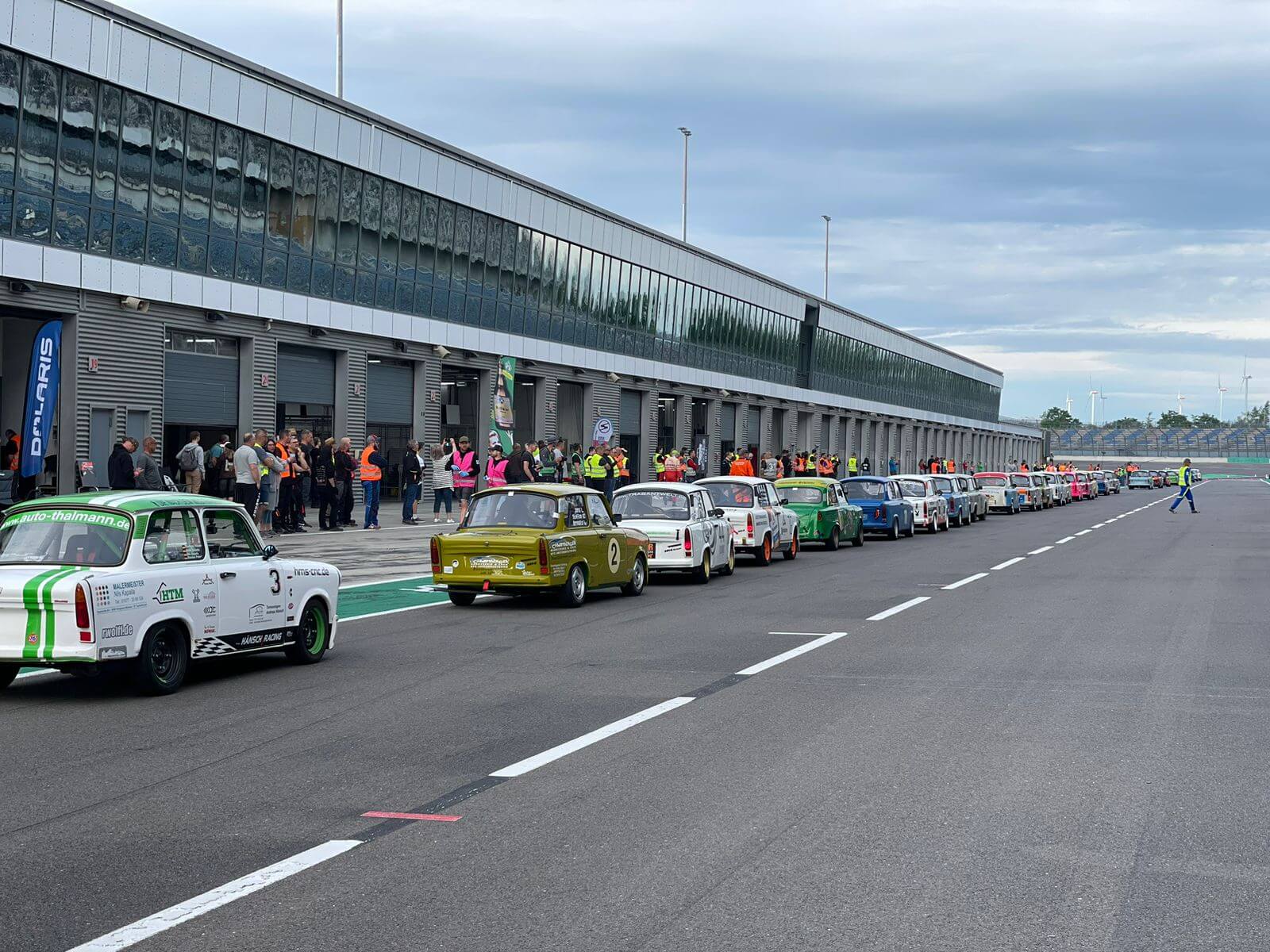 Ostfahrzeuge beim Event „Eens zu Fuffzsch am Ring“ auf der Rennstrecke des DEKRA Lausitzrings