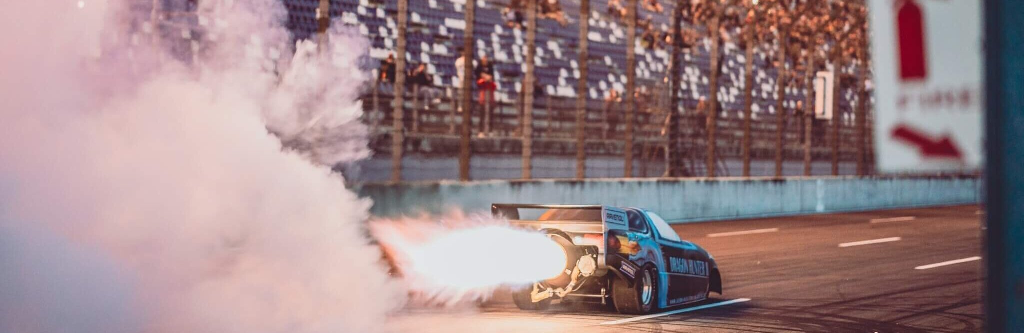 Fahrzeug mit spektakulärer Flammen- und Rauchentwicklung beim Reisbrennen am DEKRA Lausitzring