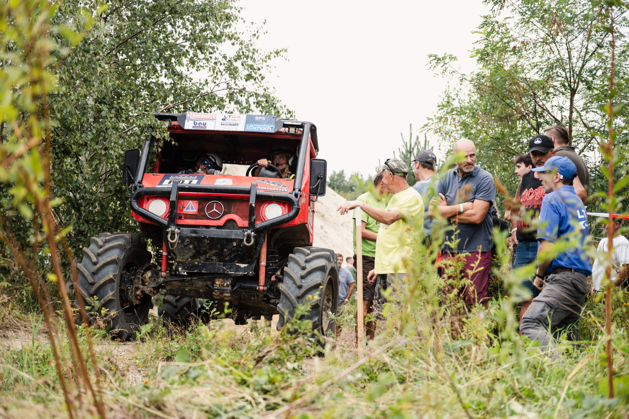 Truck in einer steilen Geländeauffahrt bei der Truck Trial EM auf dem DEKRA Lausitzring