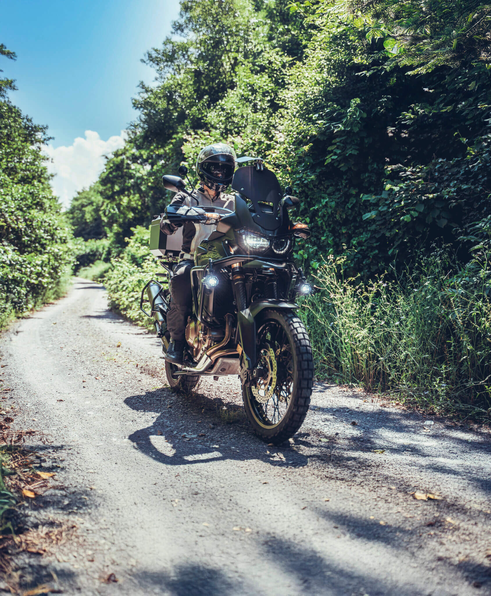 Reiseenduro auf Waldweg