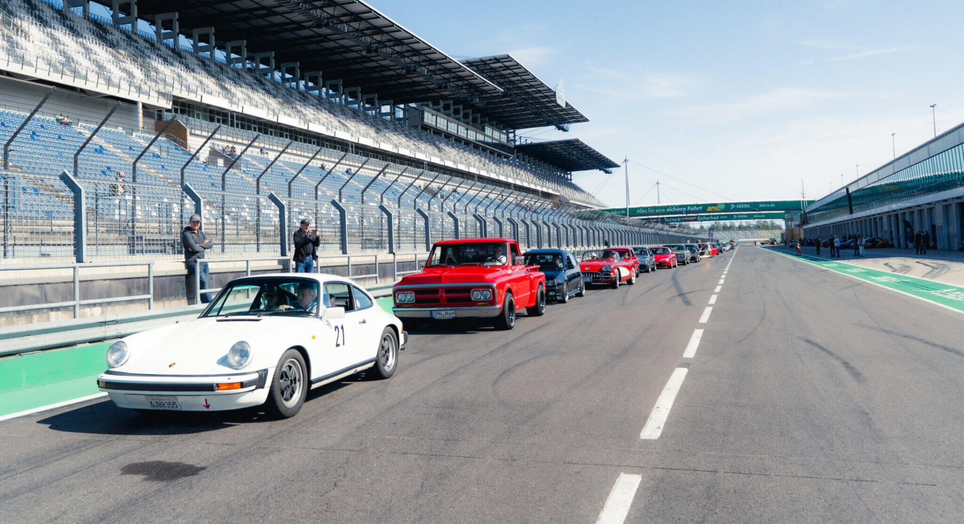 Aufgereihte Oldtimer in der Boxengasse des DEKRA Lausitzrings bei den DEKRA Klassik Tagen während einer Ausfahrt