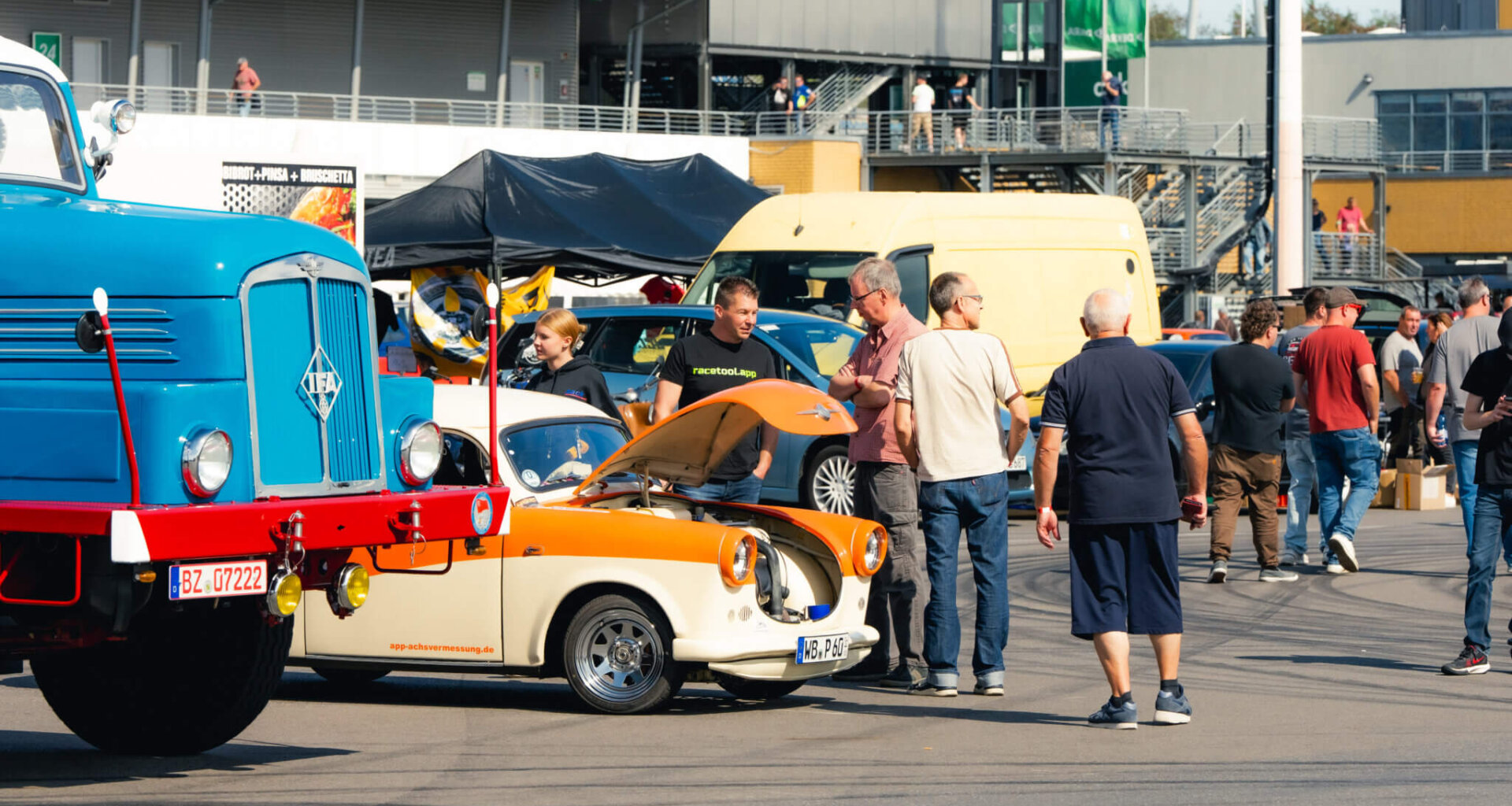 Besucher und klassische Oldtimer auf dem DEKRA Lausitzring bei den DEKRA Klassik Tagen