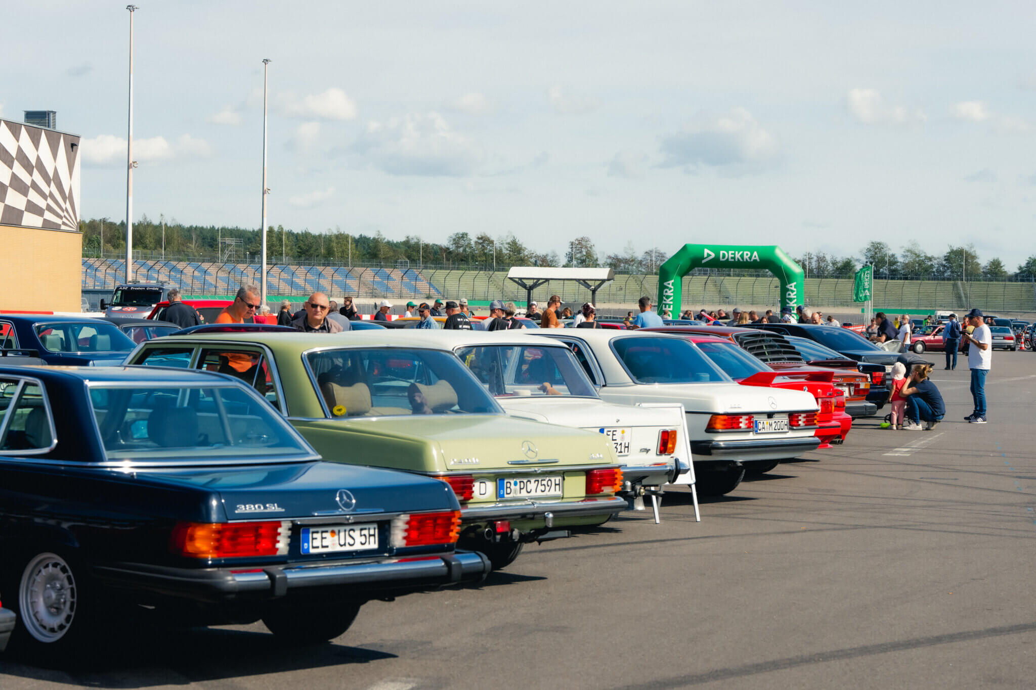 Reihe klassischer Oldtimer auf dem Veranstaltungsgelände der DEKRA Klassik Tage auf dem DEKRA Lausitzring