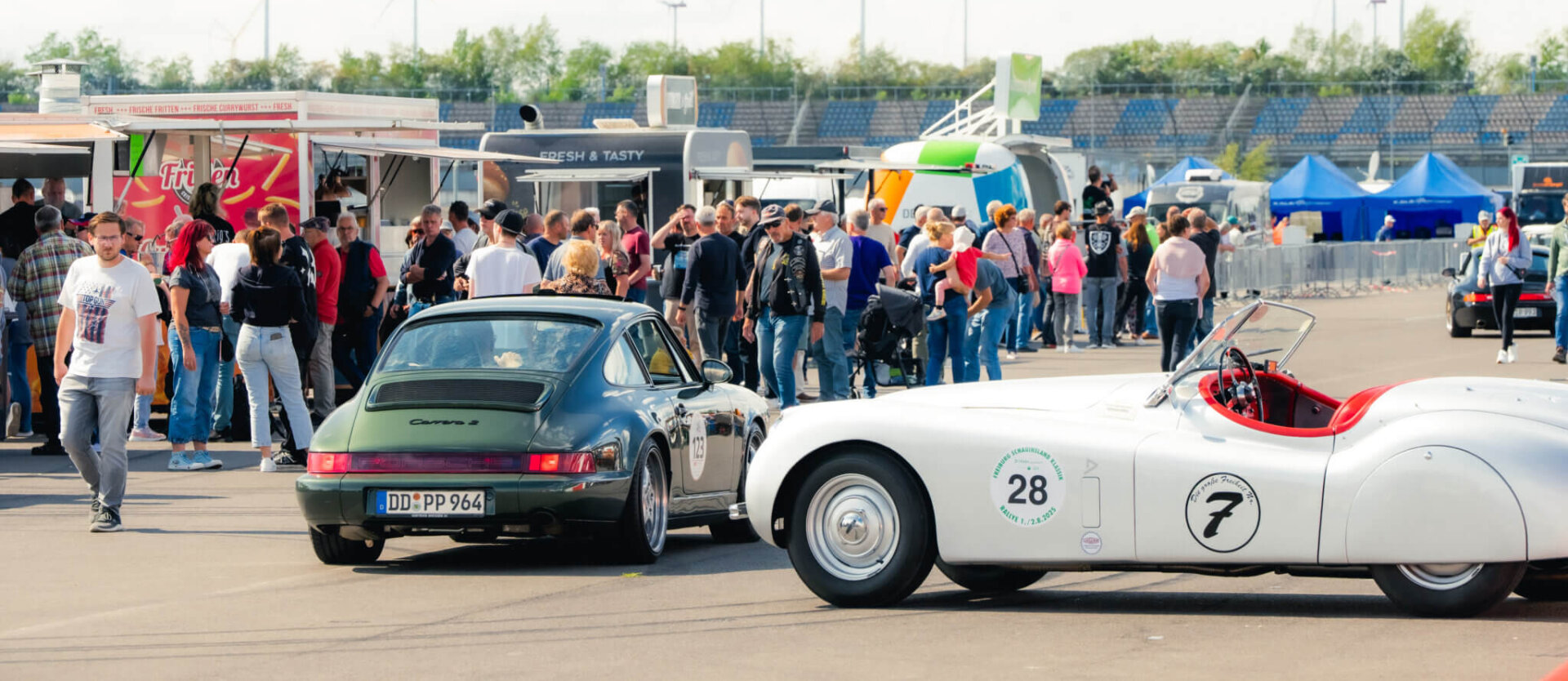 Oldtimer-Ausstellung mit klassischen Fahrzeugen und Besuchern bei den DEKRA Klassik Tagen