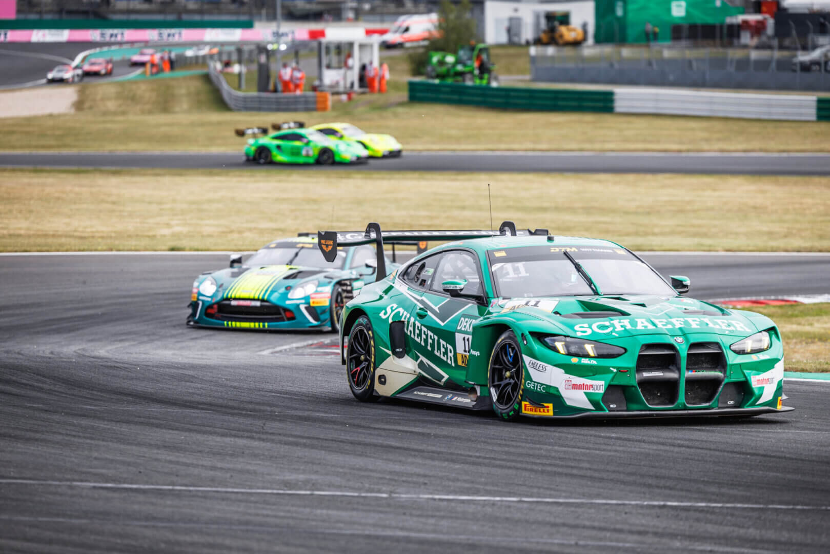 DTM-Fahrzeuge in einer Kurvenpassage während eines Rennens auf dem DEKRA Lausitzring