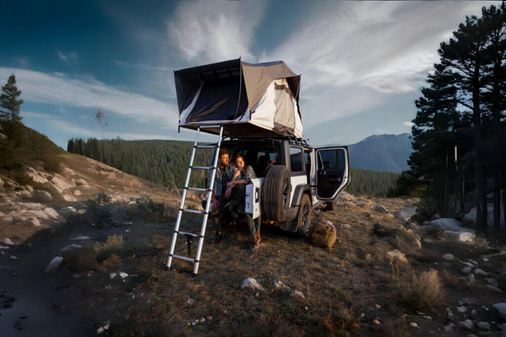 Teilnehmer des Dachzelt- und Allradcamps auf dem DEKRA Lausitzring in der Natur