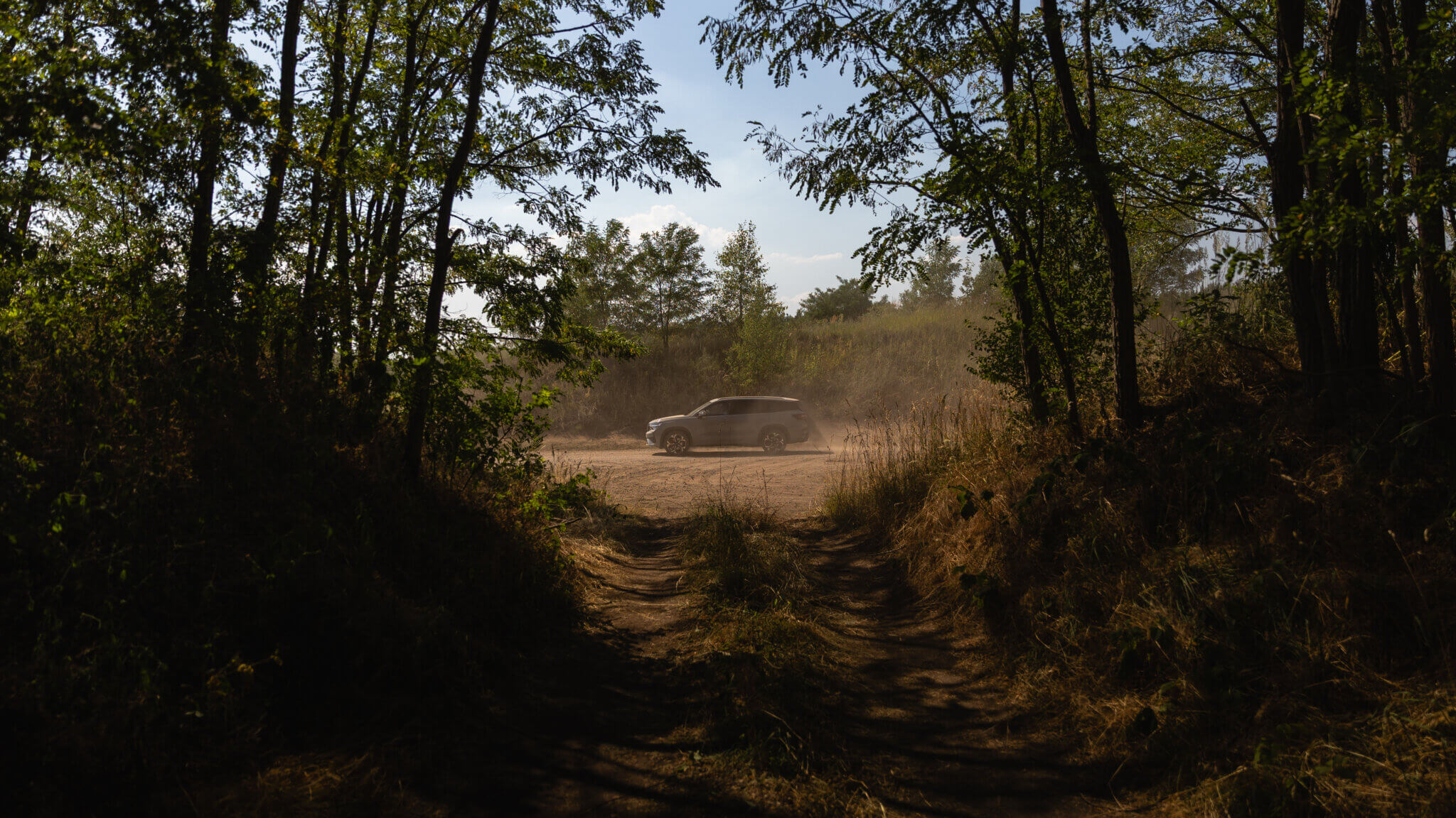 Geländewagen auf staubiger Offroad-Strecke im Rahmen des Dachzelt- und Allradcamps am DEKRA Lausitzring