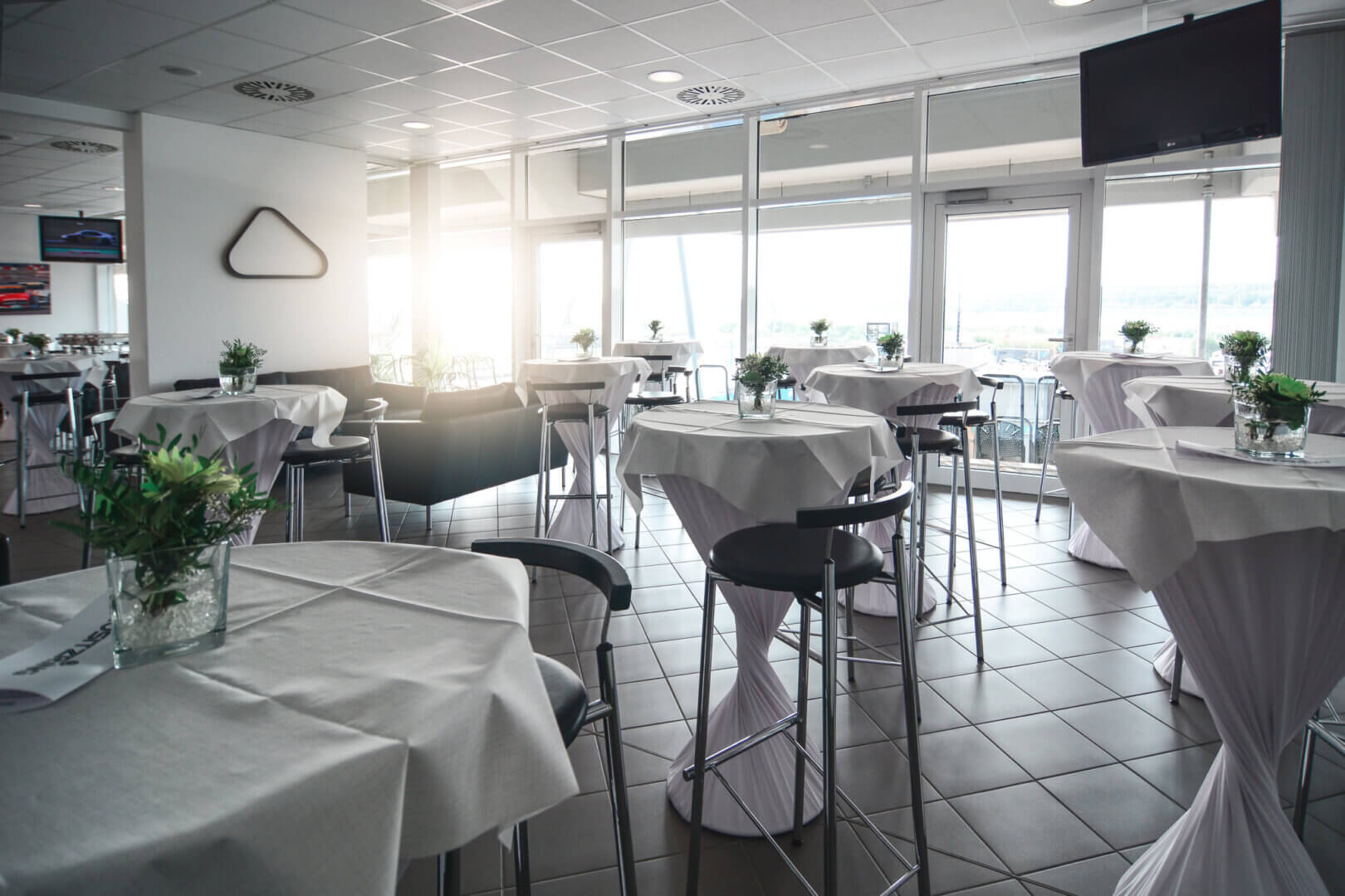 Lounge- und Stehbereich für Meetings, Tagungen und Events im Rahmen von MICE-Veranstaltungen am DEKRA Lausitzring