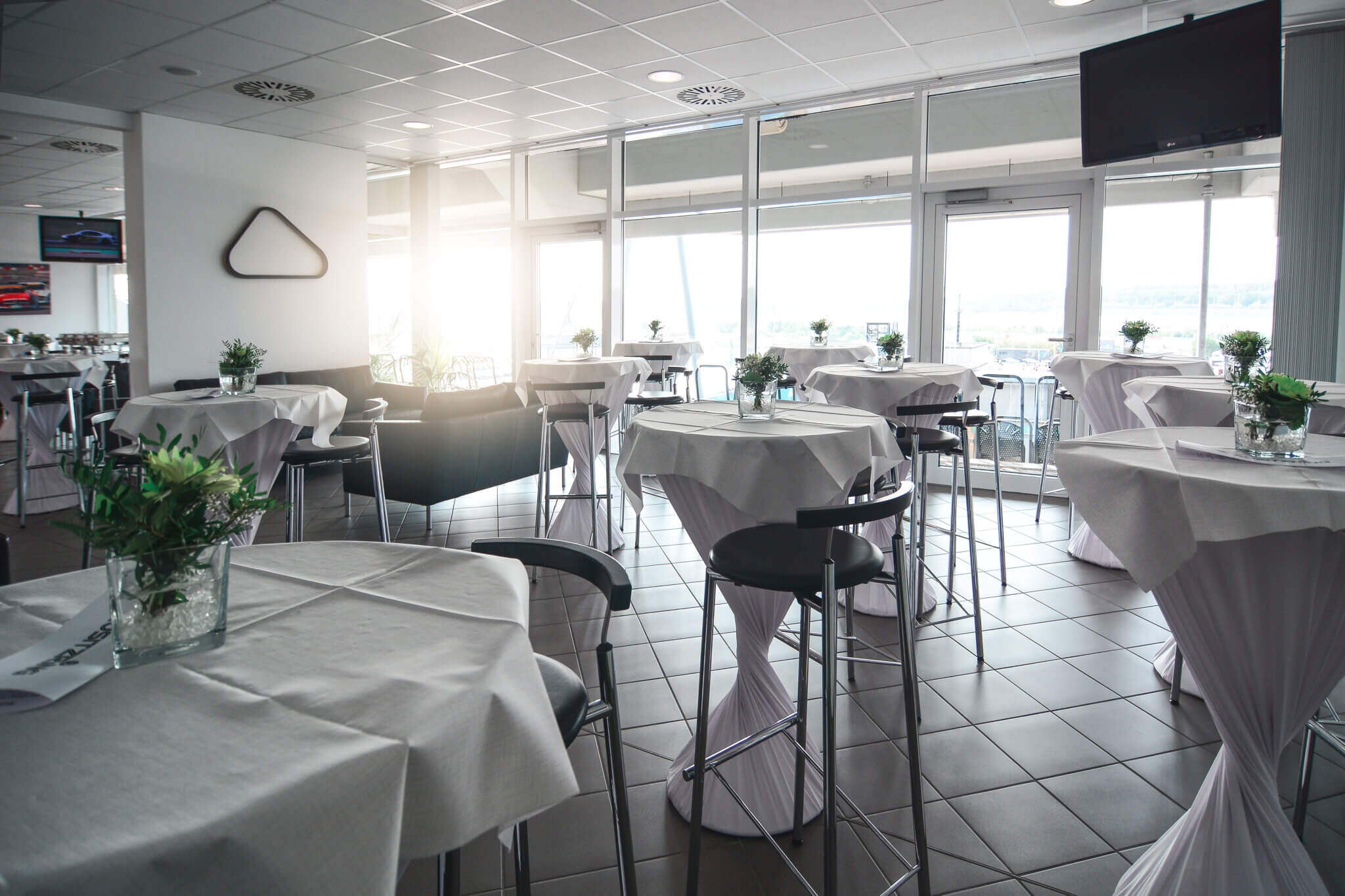 Lounge- und Stehbereich für Meetings, Tagungen und Events im Rahmen von MICE-Veranstaltungen am DEKRA Lausitzring