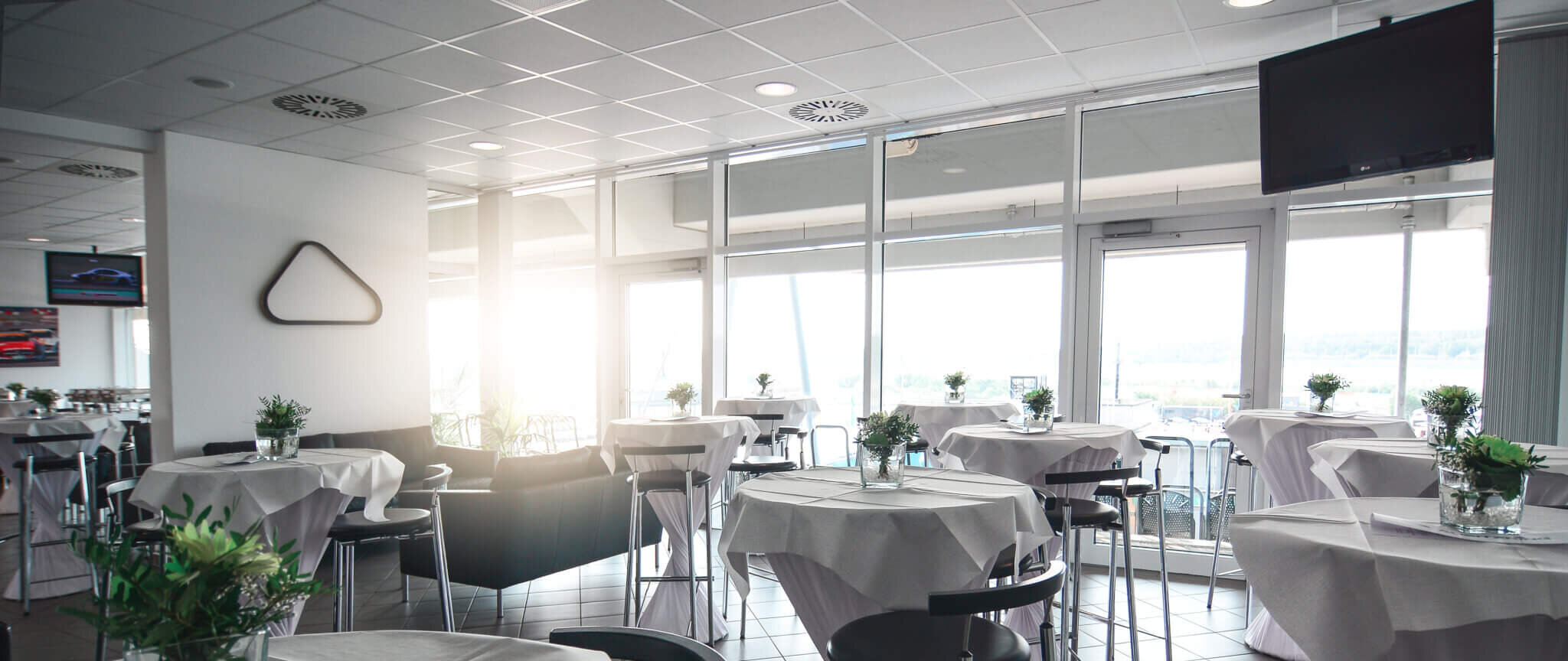 Helle Räumlichkeiten des DEKRA Lausitzrings für Meeting, Tagungen, Konferenzen und Events