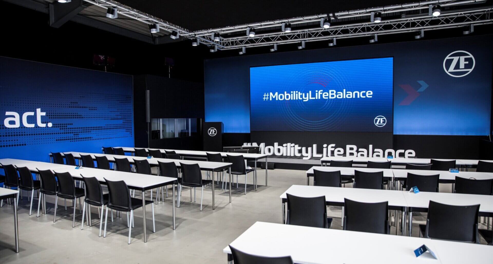 Großer Konferenzraum mit Bühne und Präsentationstechnik für MICE-Veranstaltungen am DEKRA Lausitzring