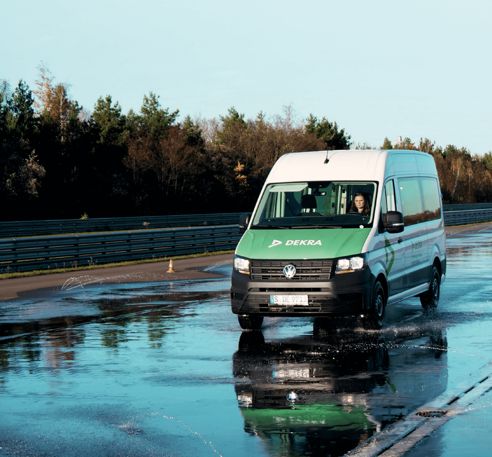 Transporter bei einem geförderten Firmentraining auf dem DEKRA Lausitzring