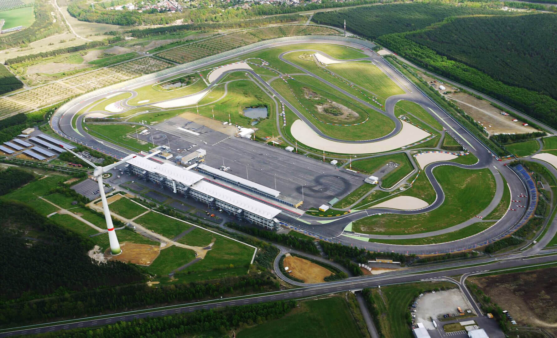 Übersicht alles Anlagenteile des DEKRA Lausitzrings aus der Vogelperspektive