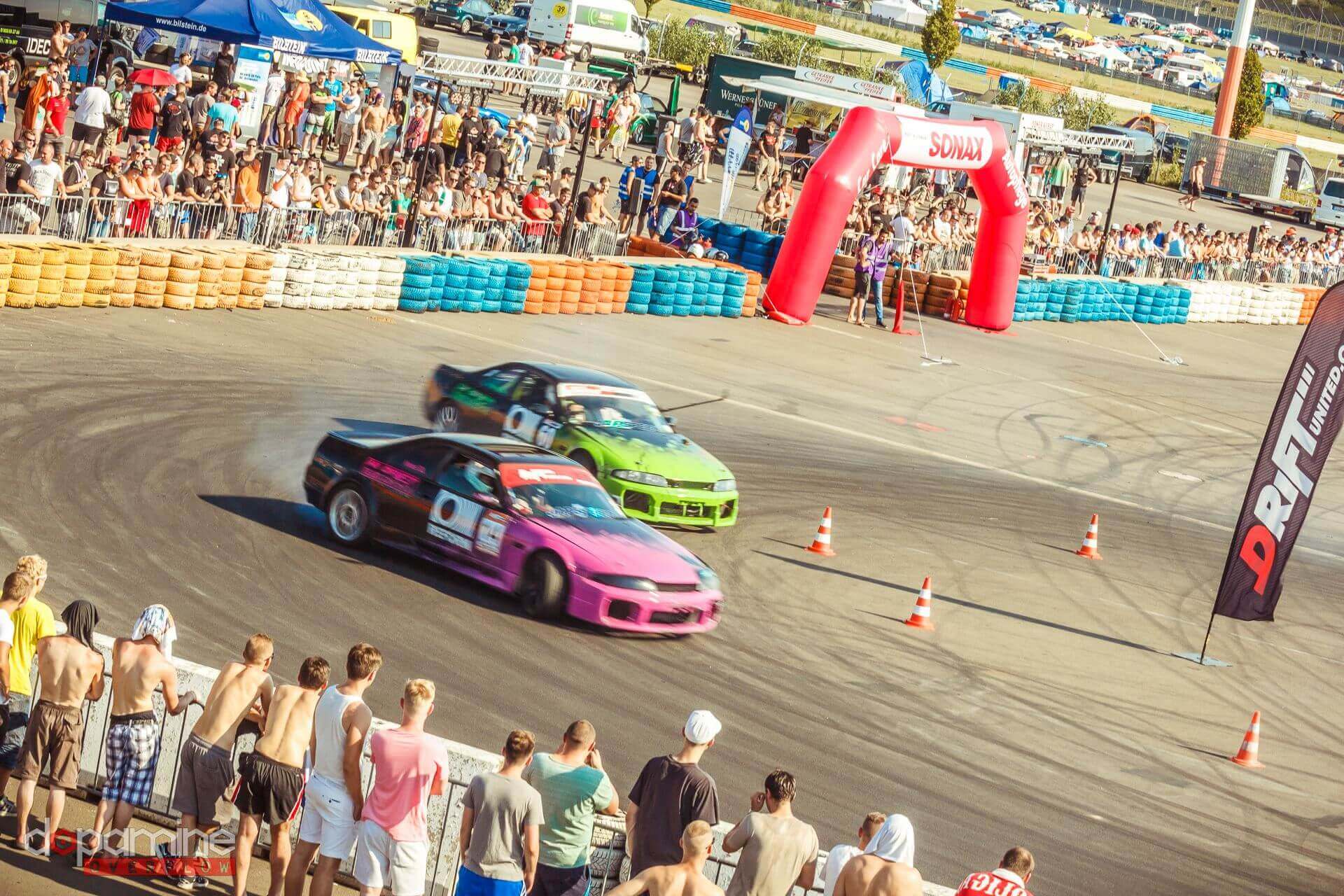 Driftshow mit Tuningfahrzeugen vor Zuschauern während des Reisbrennens am DEKRA Lausitzring