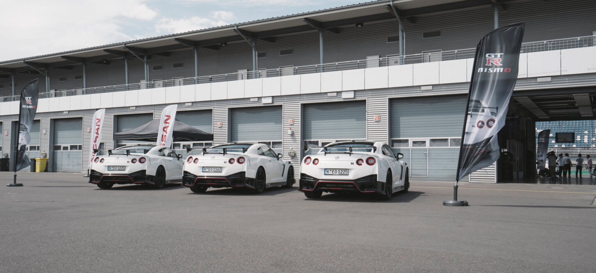 Fahrzeuge und Eventaufbau in der Boxengasse des DEKRA Lausitzrings im Rahmen einer MICE-Veranstaltung mit Präsentations- und Incentive-Charakter