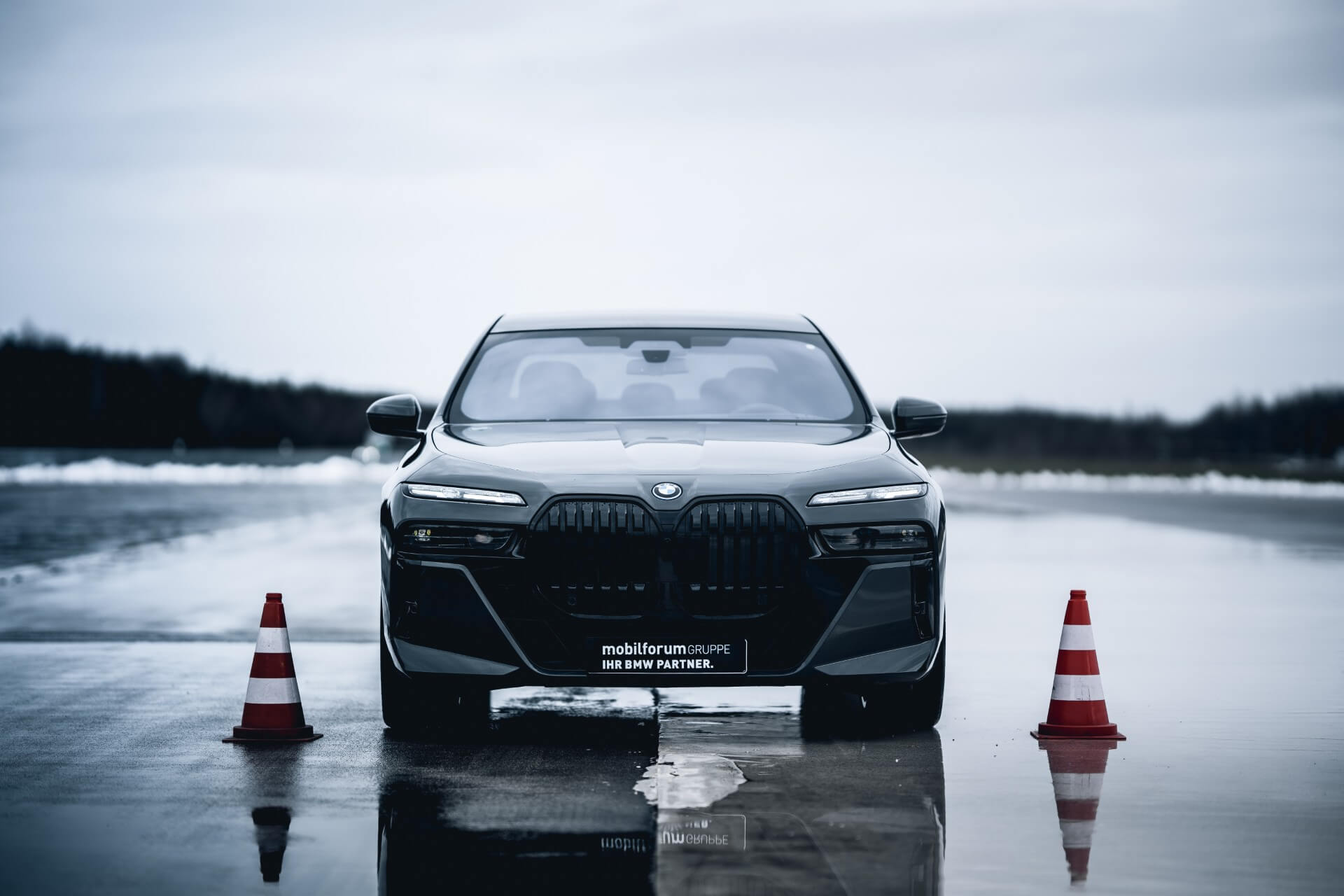 Testfahrzeug bei der Testfahrerqualifikation auf dem DEKRA Lausitzring