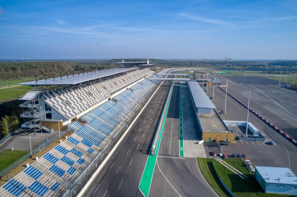Start-Ziel Gerade und Boxengasse des DEKRA Lausitzrings