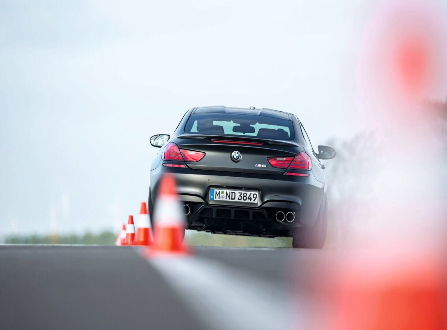 Fahrzeug auf der Slalomstrecke des DEKRA Lausitzrings
