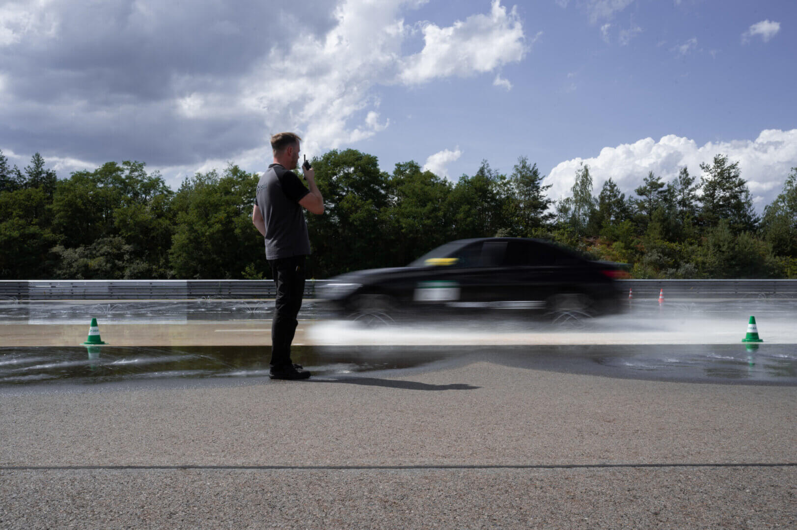 Fahrzeug während eines Bremsmanövers auf der ABS-Strecke des DEKRA Lausitzrings