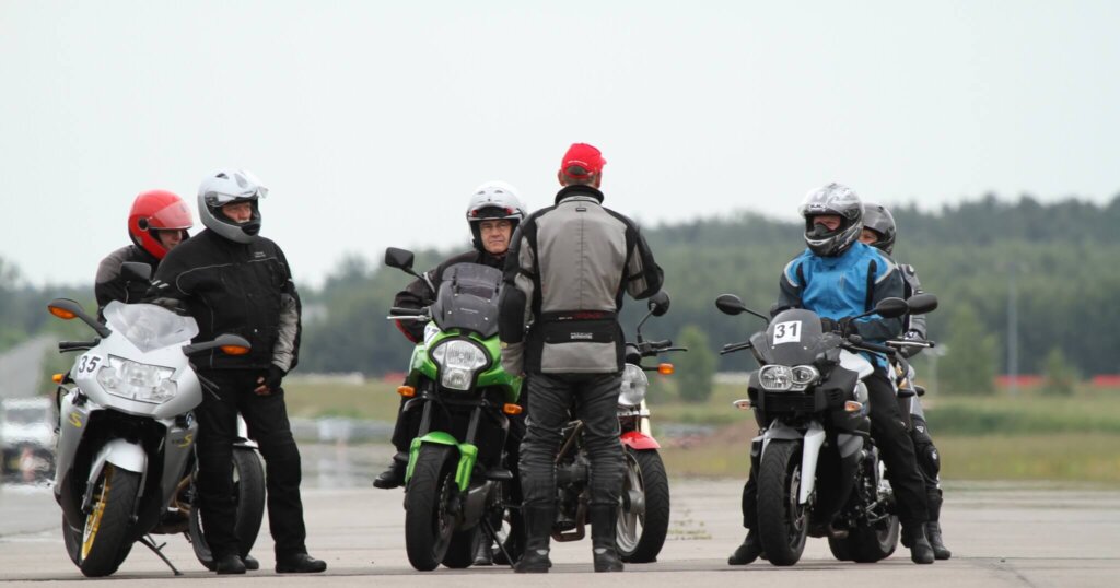 stehende Guppe von Motorradfahrern mit einem Instruktor