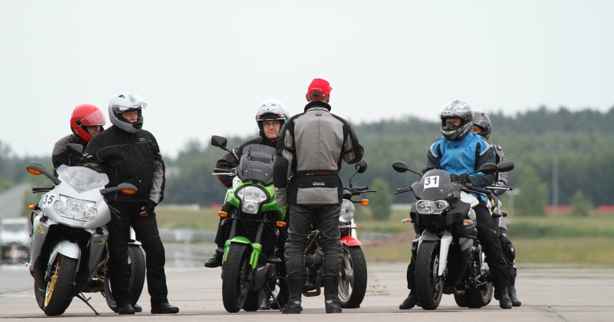 stehende Guppe von Motorradfahrern mit einem Instruktor