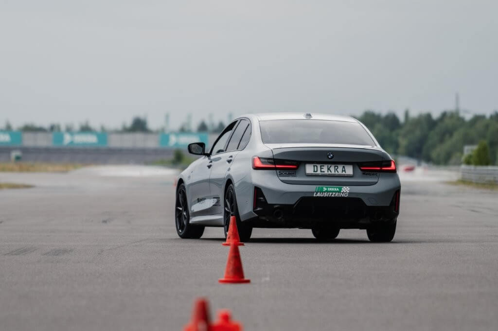 Fahrzeug im Handlingskurs auf Gelände des DEKRA Lausitzrings