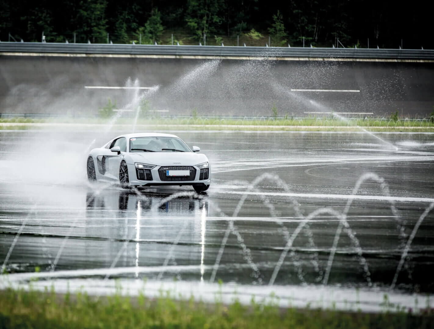 Fahrzeug auf der Fahrdynamikfläche des DEKRA Lausitzrings