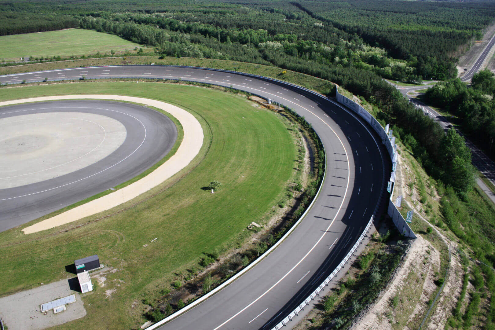 Parabolische Steilkurve des Hochgeschwindigkeitsoval auf dem DEKRA Lausitzring