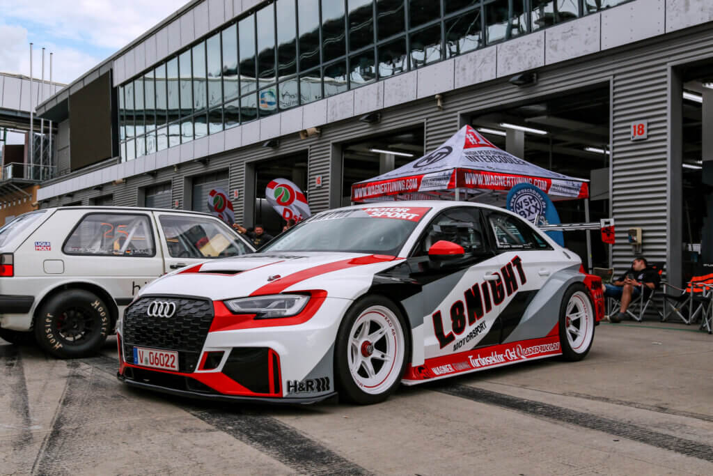Tuning Fahrzeug vor den Boxen in der Pitlane des DEKRA Lausitzring