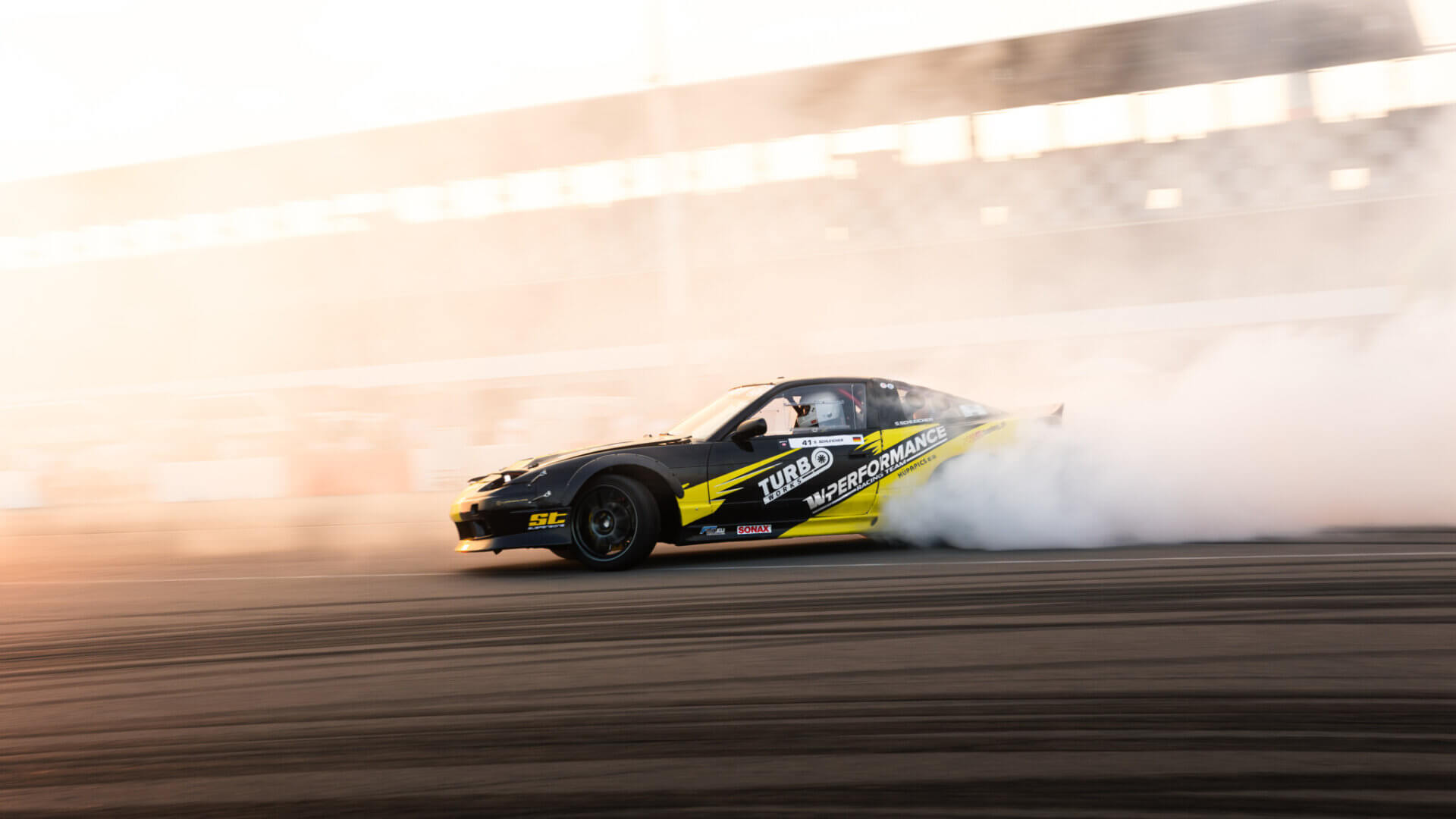 Driftevent auf einer Multifunktionsfläche des DEKRA Lausitzrings