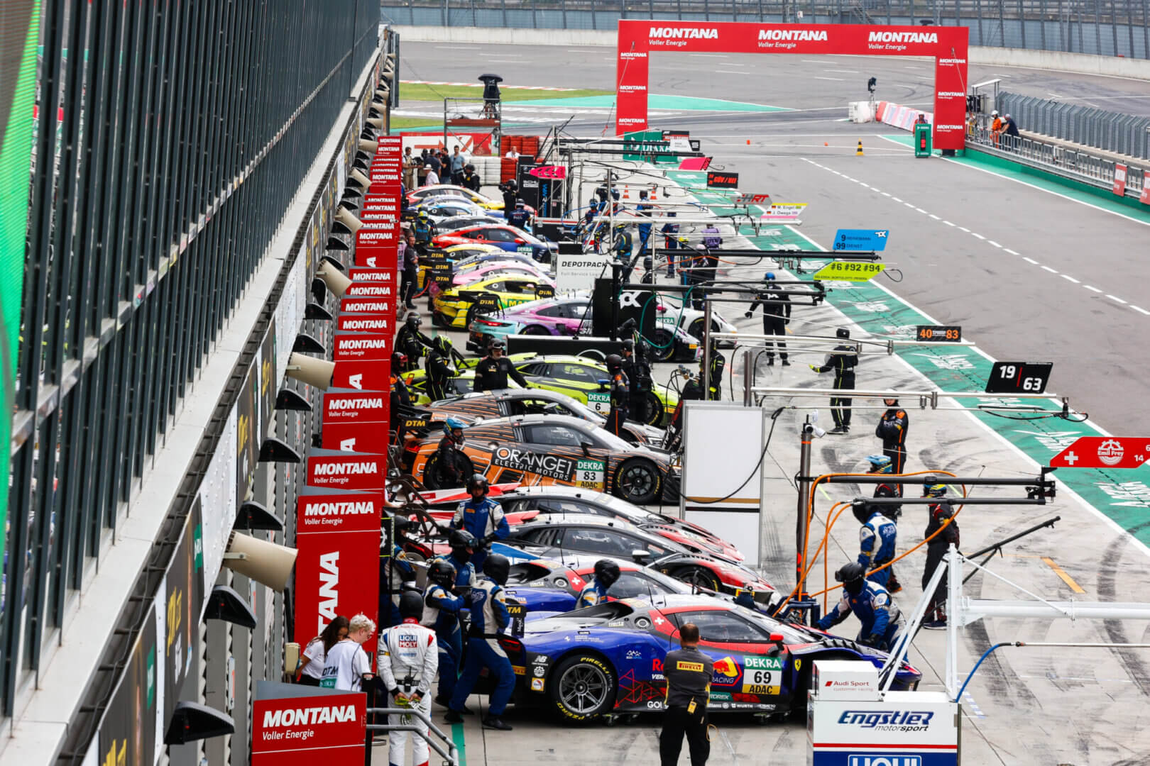 DTM-Fahrzeuge vor den Boxen des DEKRA Lausitzrings