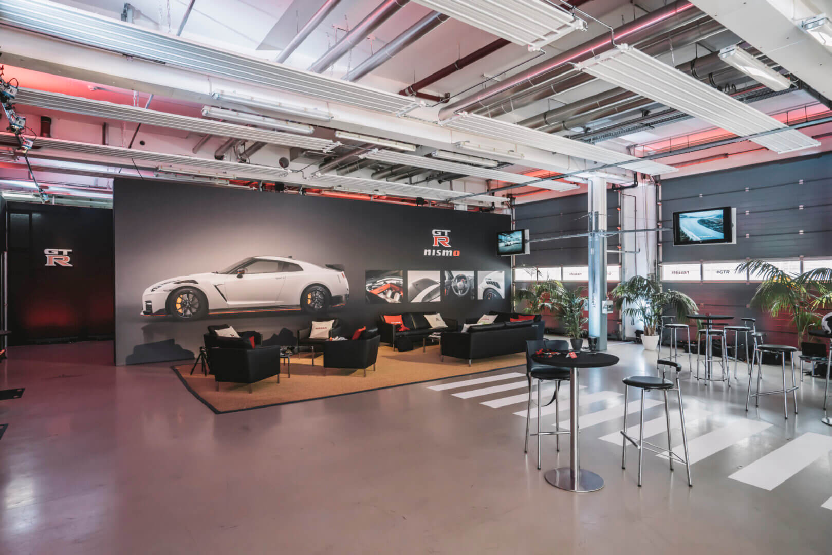 Nissan GT-R Nismo bei einem Driving Event vor der Boxenanlage des DEKRA Lausitzrings