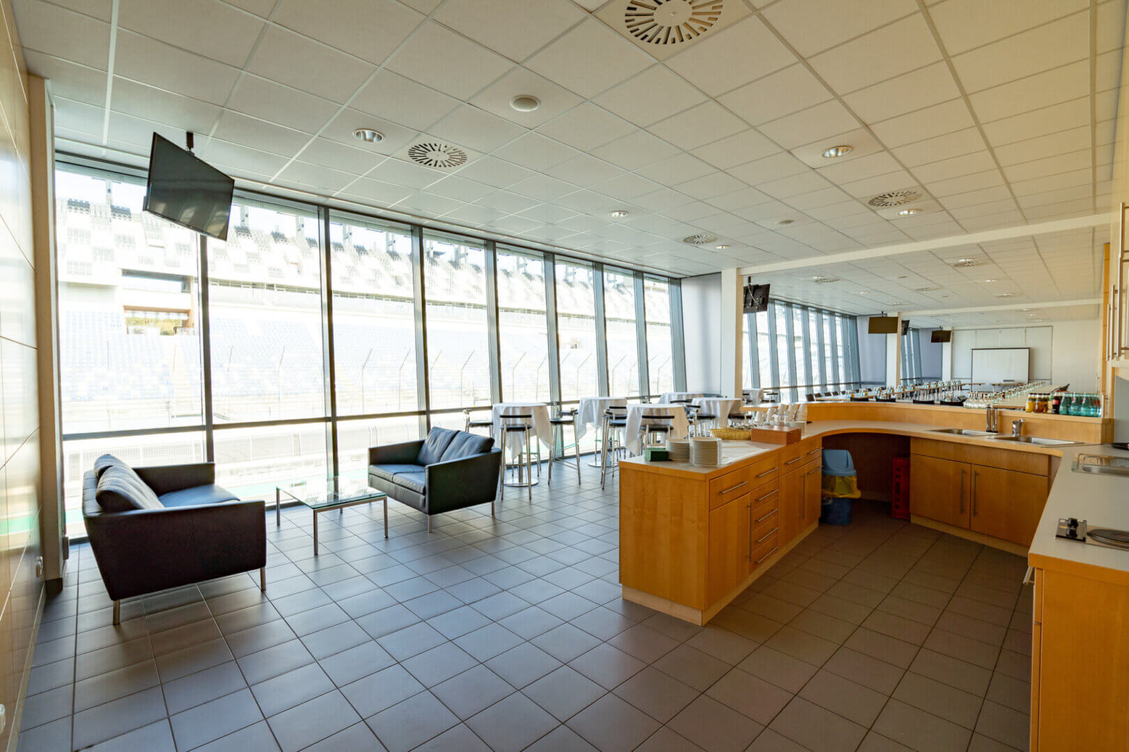 Dreierlounge in der Boxenanlage des DEKRA Lausitzrings