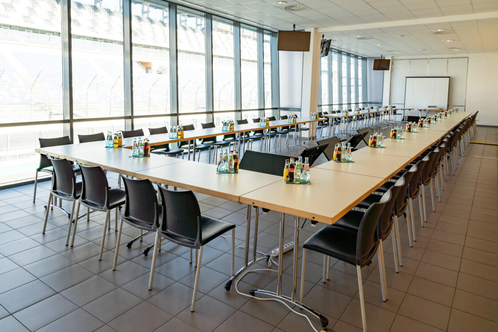 Doppellounge in der Boxenanlage des DEKRA Lausitzrings