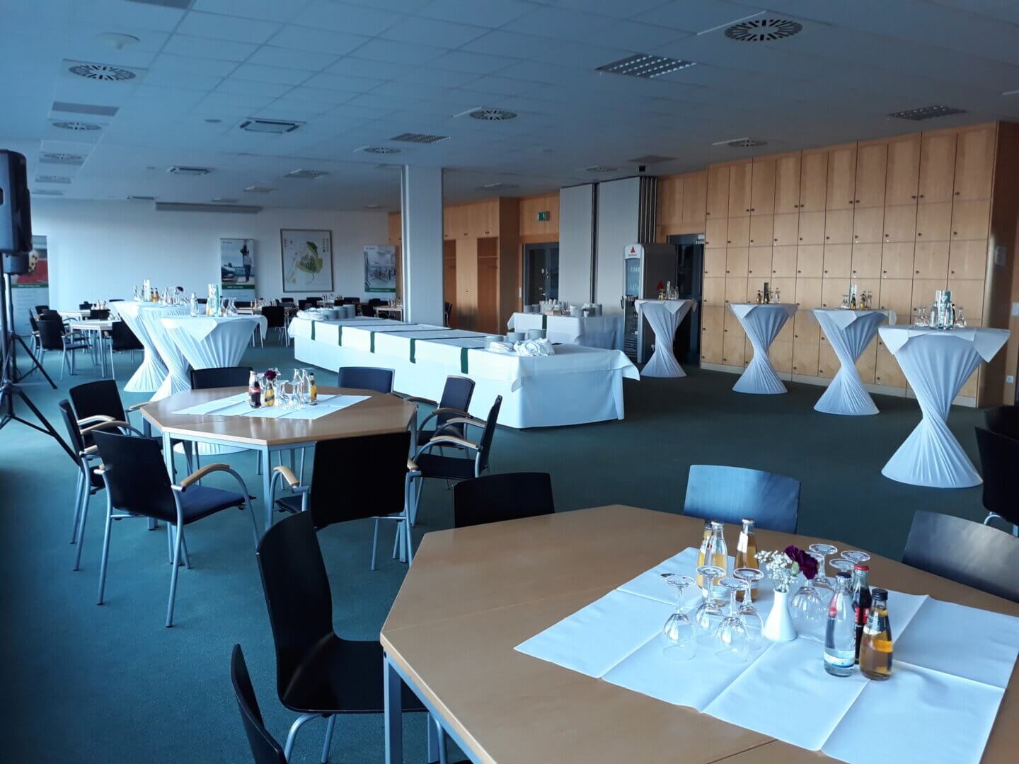 Der Seminarraum des DEKRA Lausitzrings mit anliegender Terrasse vor einer Veranstaltung